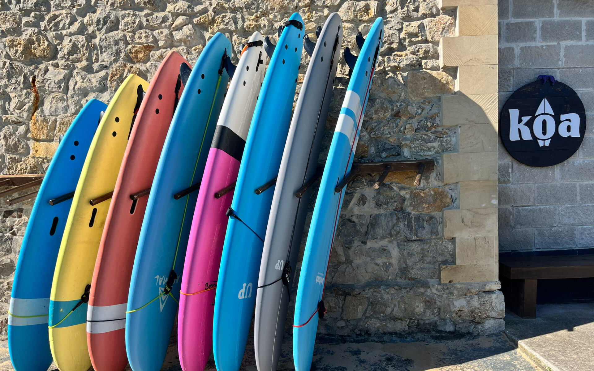 alquiler de material de surf tablas y neoprenos en somo